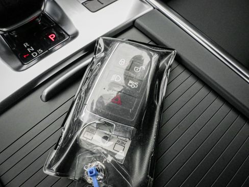 Used 2024 Jaguar XF R-Dynamic SE image 34