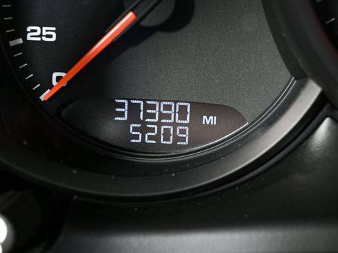 Certified 2020 Porsche Macan AWD/4WD image 9