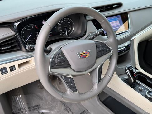 Used 2022 Cadillac XT5 Premium Luxury FWD image 4