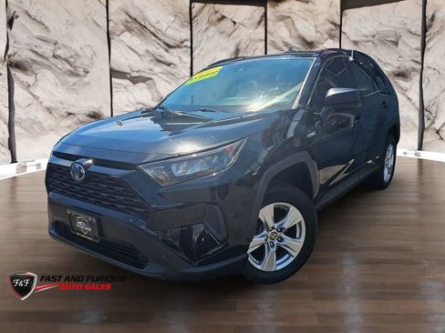 Used 2021 Toyota RAV4 LE AWD/4WD image 2
