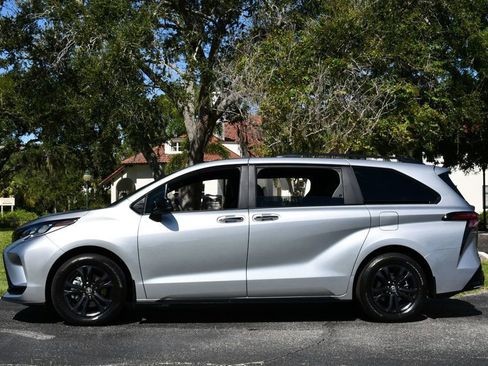 Used 2025 Toyota Sienna XSE image 32