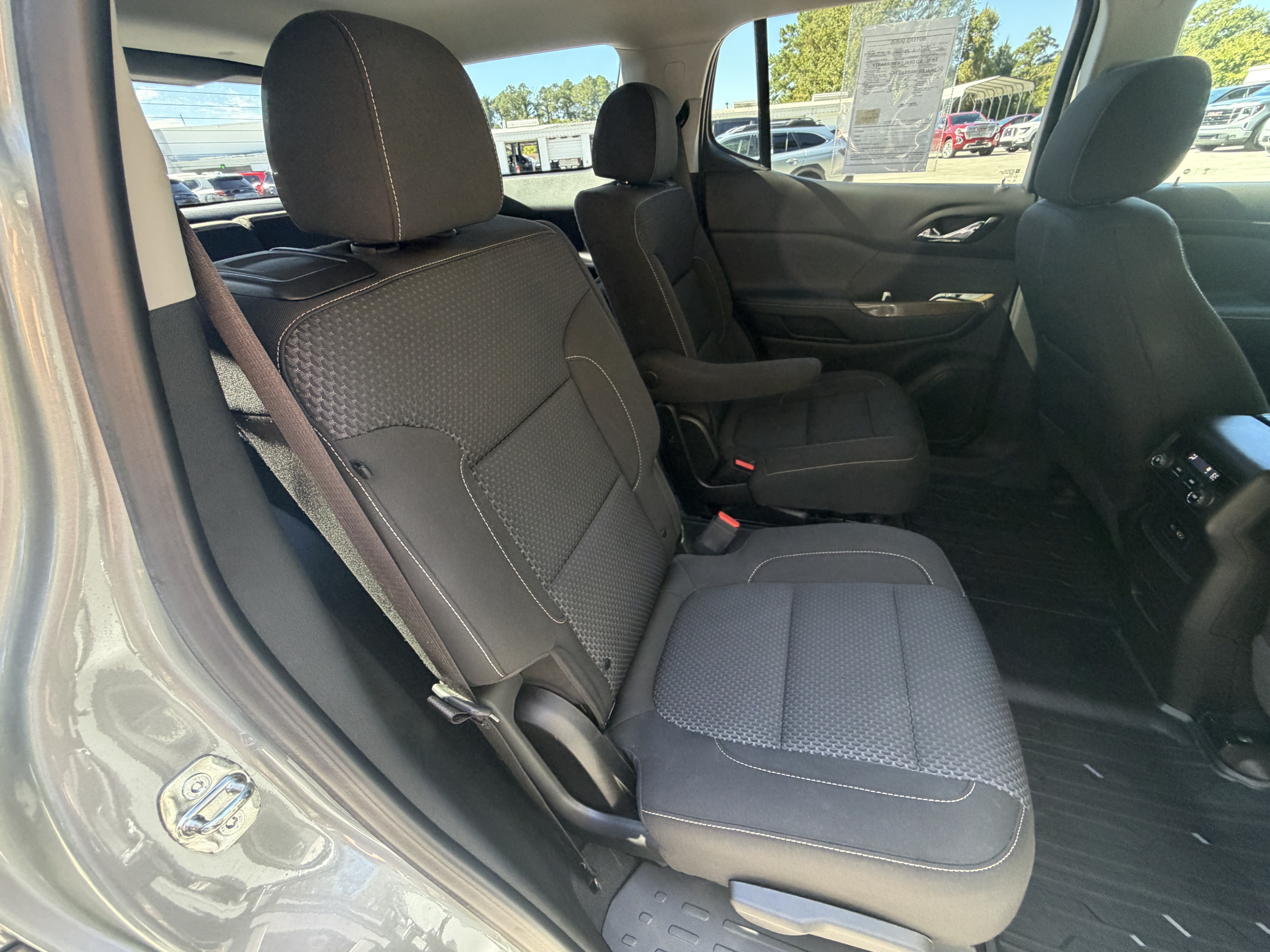 Used 2023 GMC Acadia SLE FWD image 19