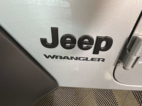Used 2024 Jeep Wrangler Sport AWD/4WD image 9