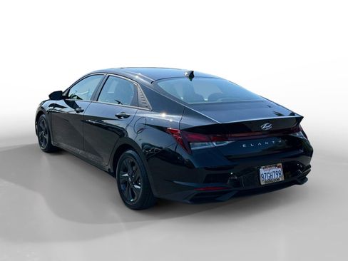 Used 2022 Hyundai Elantra SEL w/ Preferred Accessory Package FWD image 3