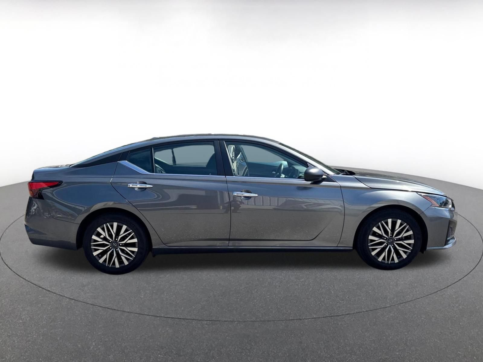 Used 2025 Nissan Altima 2.5 SV FWD image 14