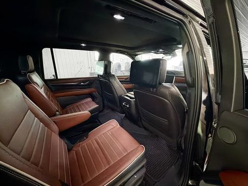 Used 2023 GMC Yukon XL Denali Ultimate AWD/4WD image 11