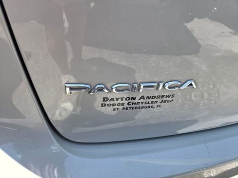 Used 2020 Chrysler Pacifica Touring-L FWD image 4