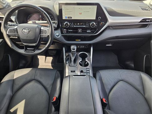 Used 2023 Toyota Highlander Platinum FWD image 25