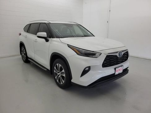 Used 2023 Toyota Highlander XLE FWD image 4