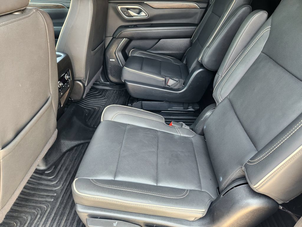 Used 2024 Chevrolet Suburban Premier w/ Premium Package RWD image 30