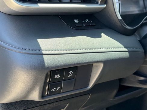 Used 2023 Toyota Highlander XLE AWD/4WD image 9