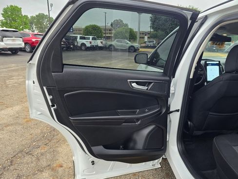Used 2024 Ford Edge SE w/ Black Appearance Package image 17