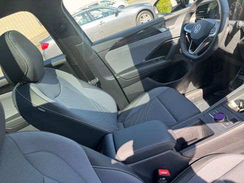 New 2025 Volkswagen Tiguan SE R-Line image 21