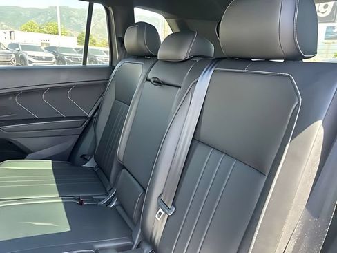 Used 2022 Volkswagen Tiguan SE R-Line AWD/4WD image 17