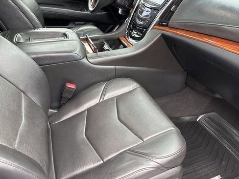 Used 2017 Cadillac Escalade Luxury image 41
