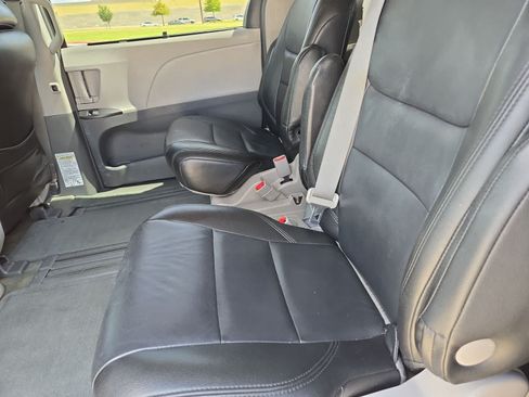 Used 2017 Toyota Sienna LE FWD image 17