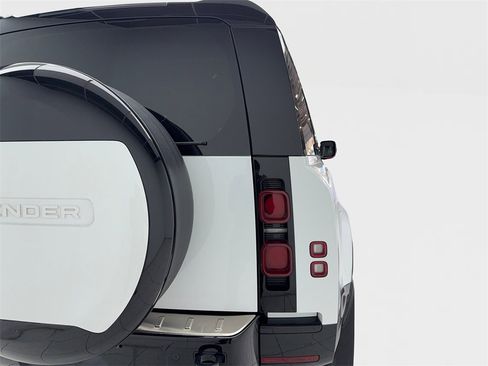 Used 2024 Land Rover Defender 130 X-Dynamic SE image 10