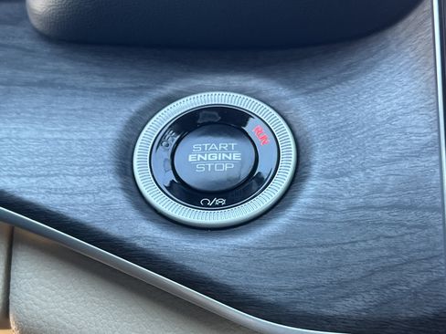 Used 2025 Jeep Grand Cherokee L Limited w/ Luxury Tech Group II image 38