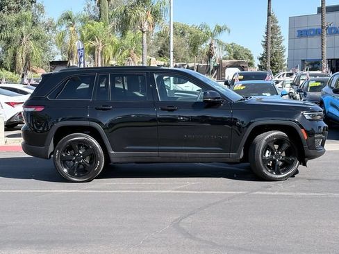 Used 2025 Jeep Grand Cherokee Altitude AWD/4WD image 4