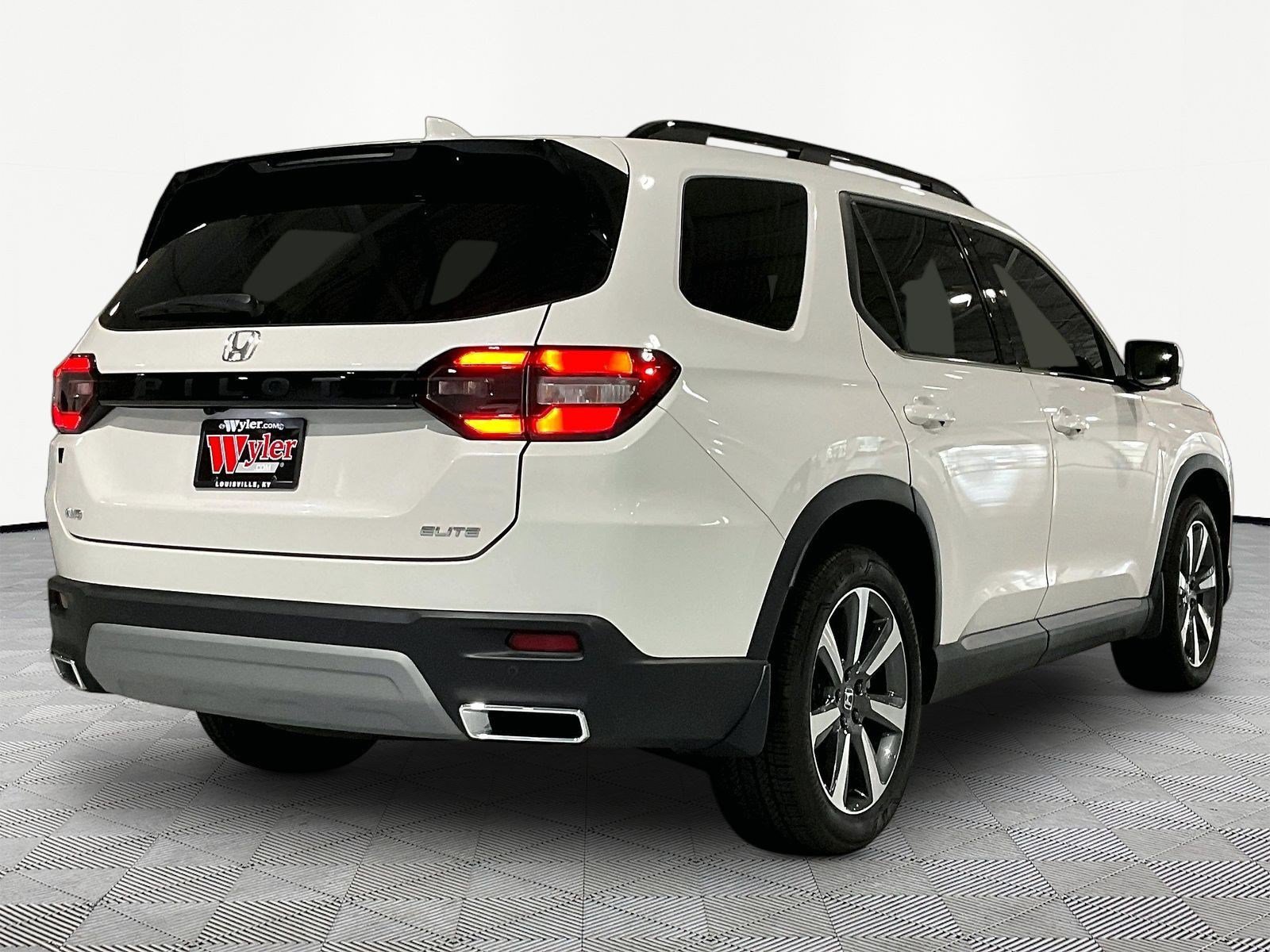 Used 2025 Honda Pilot Elite image 6
