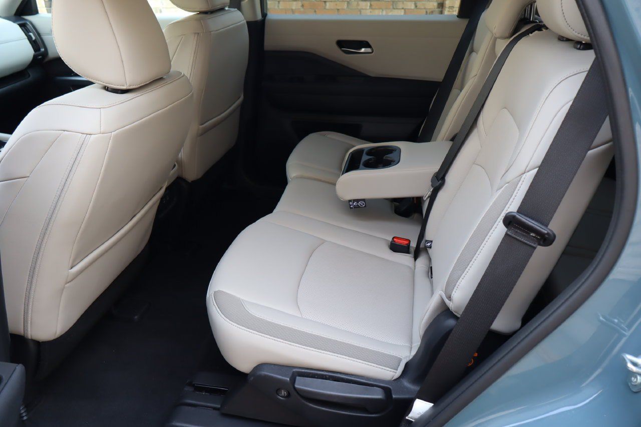 Used 2026 Nissan Pathfinder SL FWD image 5