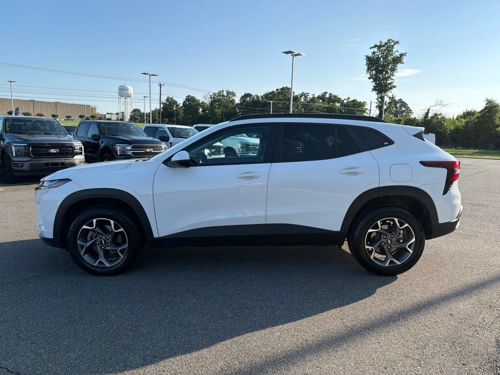 Used 2025 Chevrolet Trax LT FWD image 7