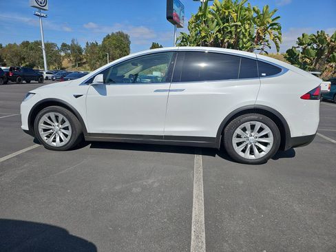 Used 2018 Tesla Model X 75D image 8