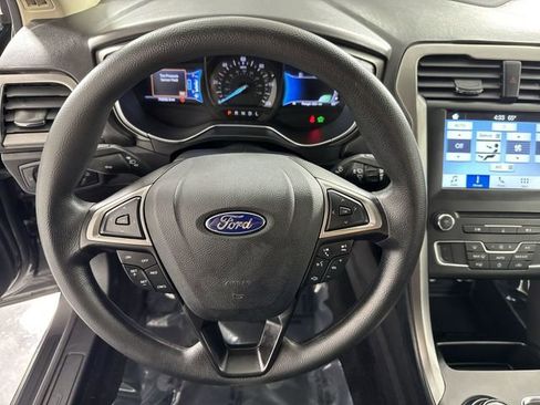 Used 2017 Ford Fusion SE image 10