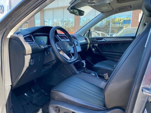 Used 2022 Volkswagen Tiguan SE w/ Panoramic Sunroof Package image 13