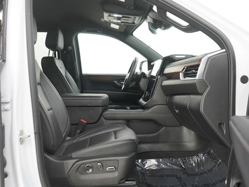 Used 2025 GMC Yukon XL Denali AWD/4WD image 11
