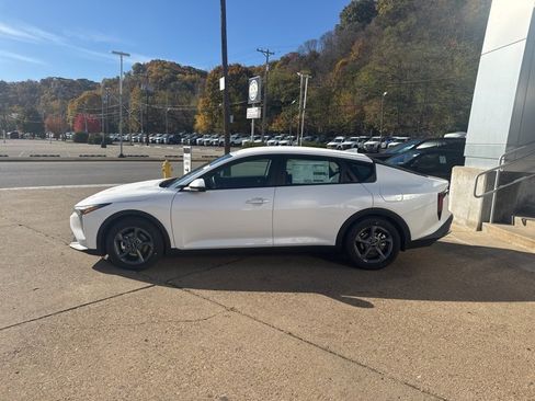 New 2025 Kia K4 LXS image 4