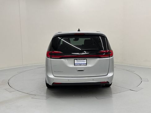 Used 2024 Chrysler Pacifica Touring-L image 4