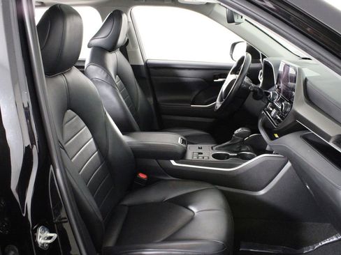 Used 2023 Toyota Highlander XLE FWD image 19