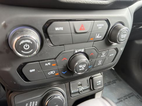 Used 2021 Jeep Renegade Sport w/ Sport Appearance Group AWD/4WD image 28