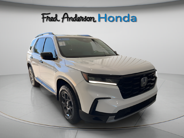 Certified 2025 Honda Pilot TrailSport image 4