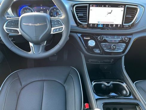 New 2026 Chrysler Pacifica Limited w/ Uconnect Theater Family Group image 20