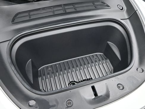 Used 2022 Tesla Model Y Long Range image 9