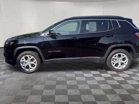 Used 2024 Jeep Compass Latitude w/ Convenience Group AWD/4WD image 2