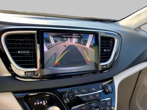 Used 2024 Chrysler Pacifica Touring-L FWD image 28