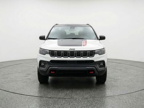 Used 2025 Jeep Compass Trailhawk AWD/4WD image 2