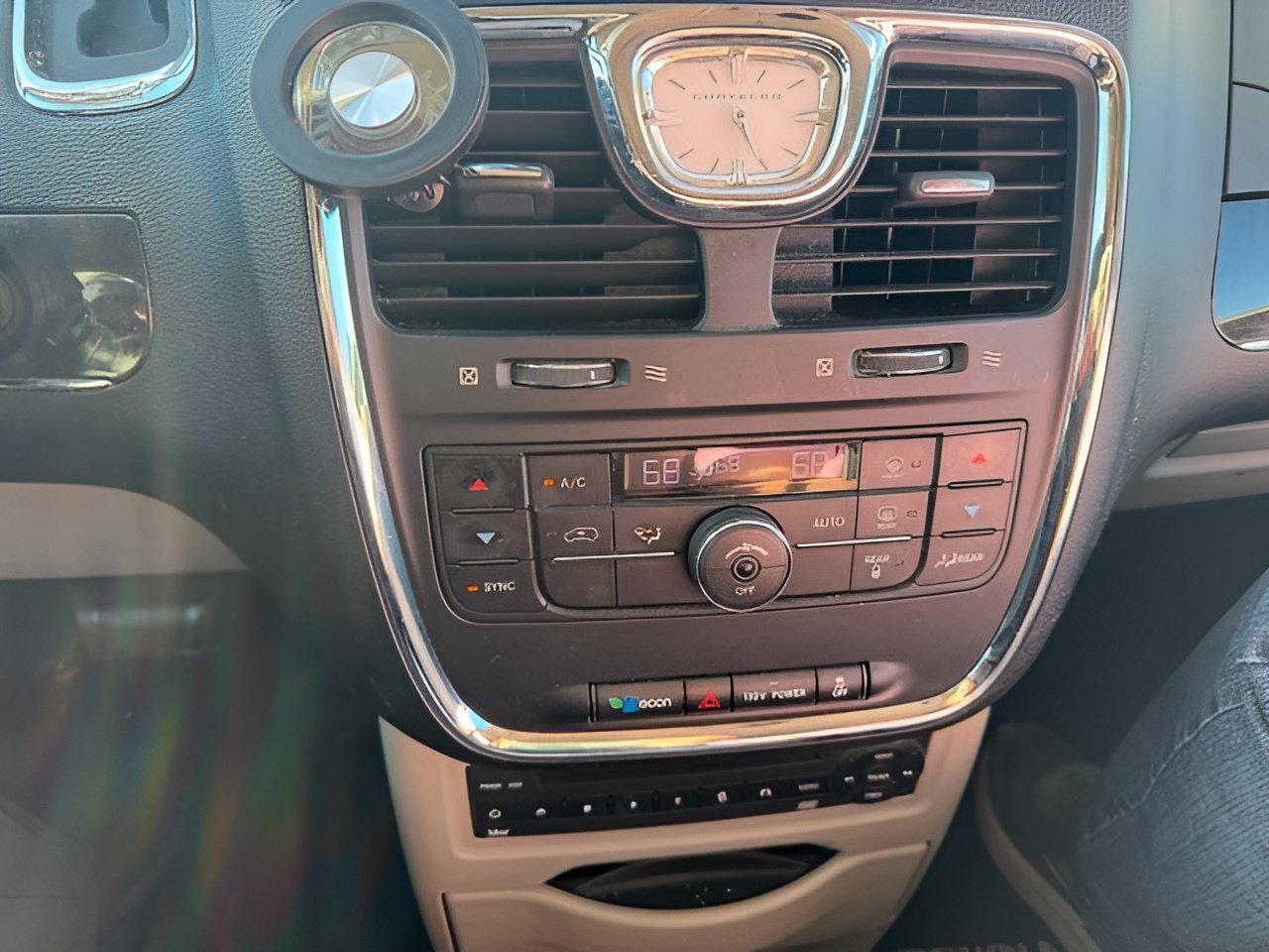 Used 2012 Chrysler Town & Country Touring-L w/ Entertainment Group #2 FWD image 18