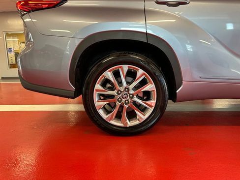 Used 2022 Toyota Highlander Limited FWD image 29