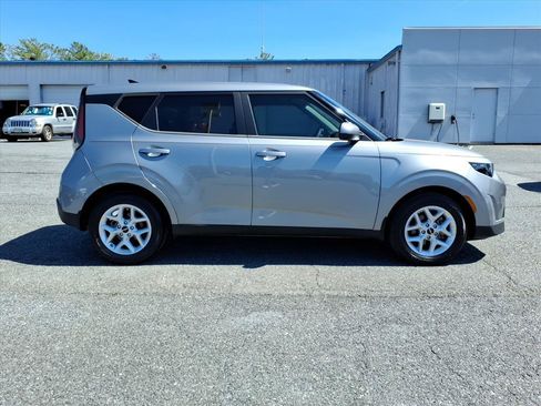 Used 2024 Kia Soul LX w/ Option Group 015 FWD image 3