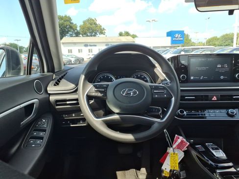 Used 2023 Hyundai Sonata SE w/ Preferred Accessory Package FWD image 16
