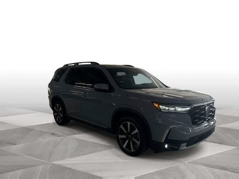 Used 2025 Honda Pilot Touring image 2