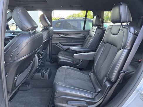 Used 2023 Jeep Grand Cherokee L Laredo image 11