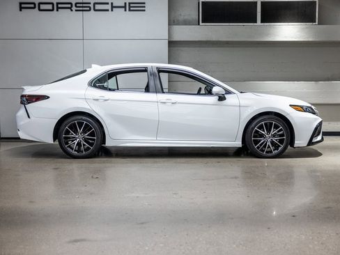 Used 2024 Toyota Camry SE image 9