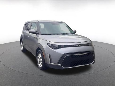 Used 2025 Kia Soul LX w/ LX Technology Package FWD image 3