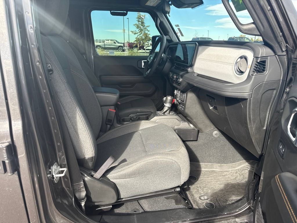 Used 2024 Jeep Wrangler Unlimited Sahara AWD/4WD image 30