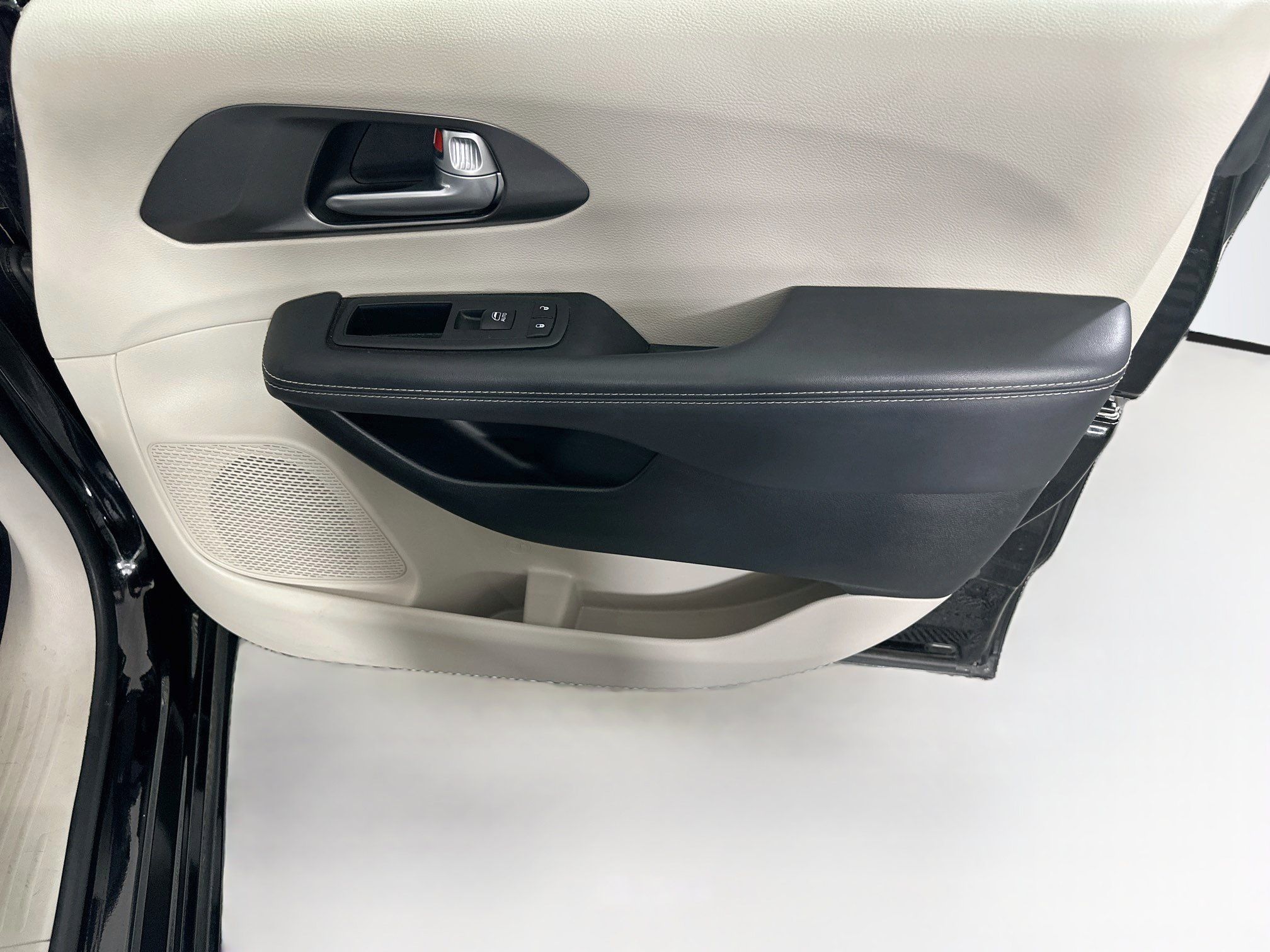 Used 2024 Chrysler Pacifica Limited FWD image 30